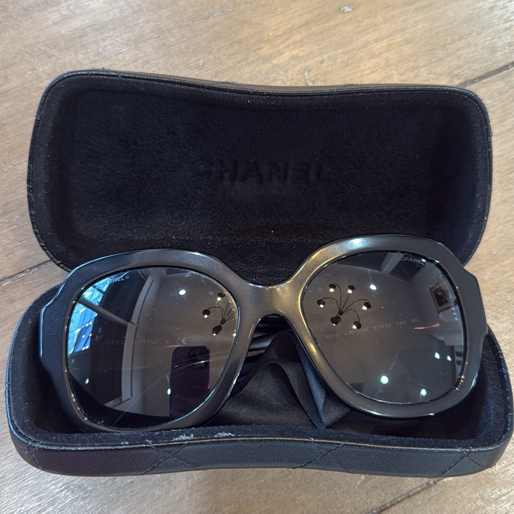 Authentic Chanel
Sunglasses black with a purple tint lense